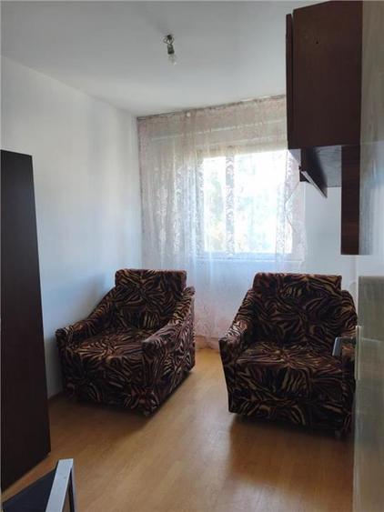 Apartament cu 3 camere semidecomandat în Mureșeni