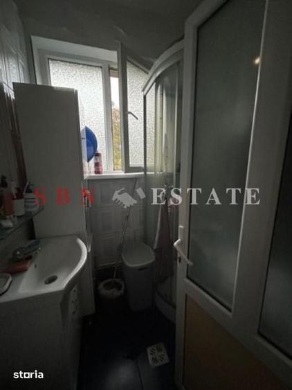 Apartament cu 3 camere semidecomandat în Rahova