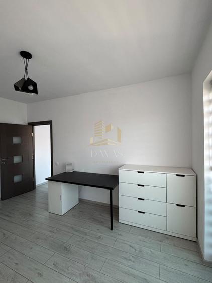 Apartament cu 3 camere semidecomandat, mobilat în Dâmbul Rotund