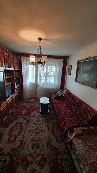 Apartament cu 3 camere semidecomandat în Vest
