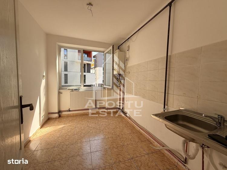 Apartament cu 3 camere semidecomandat în Tipografilor