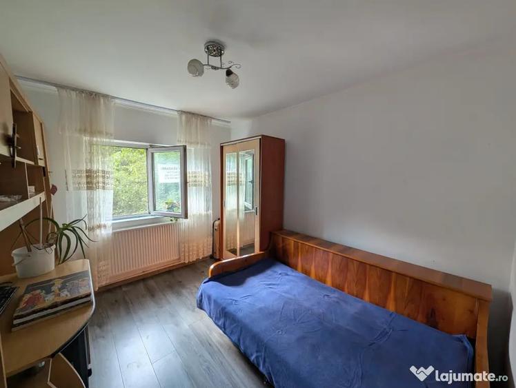 Apartament cu 3 camere decomandat în Est