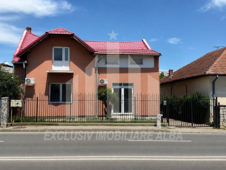 Casă individuală cu 4 camere cu Canalizare în Cetate