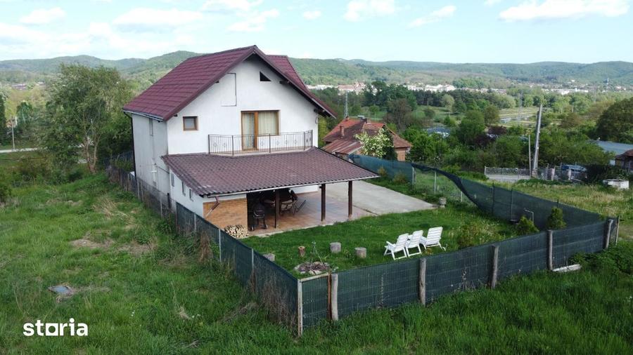 Casă cu 4 camere cu Teren 700 Mp în Curtea de Argeș