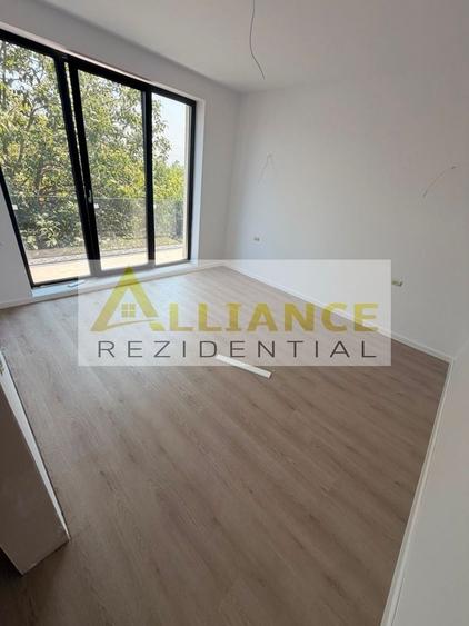 Duplex cu 5 camere decomandat cu Canalizare în Sud
