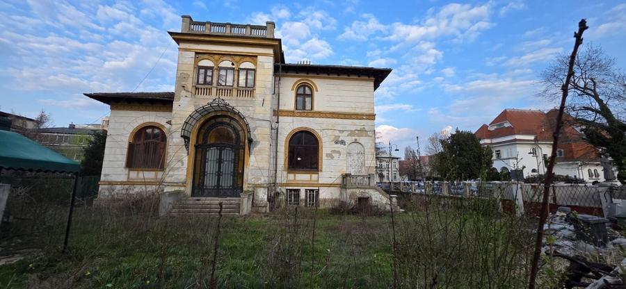 Casă individuală cu 10 camere cu Canalizare în Capitale
