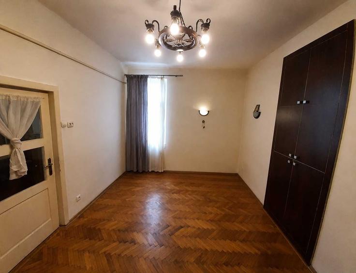 Apartament cu 4 camere semidecomandat în Central