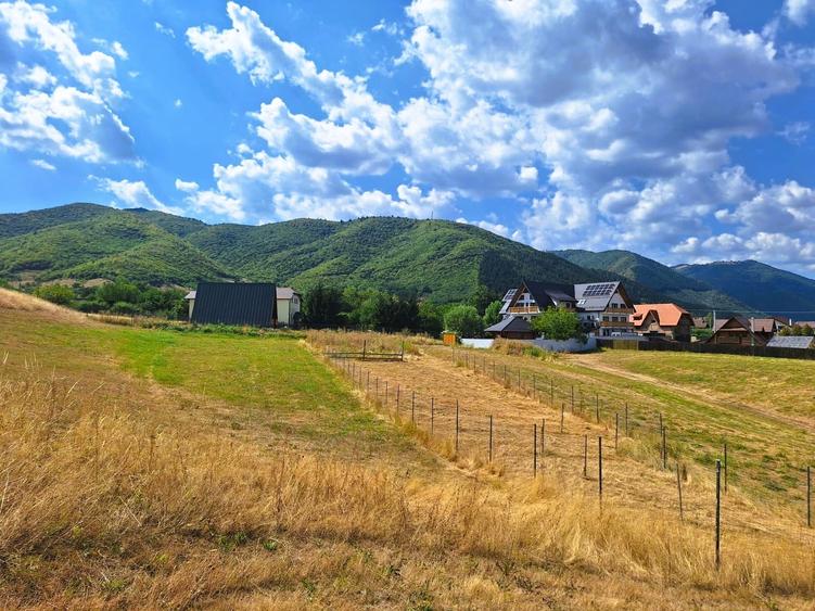 Teren extravilan de 1257 mp, în Gura Râului