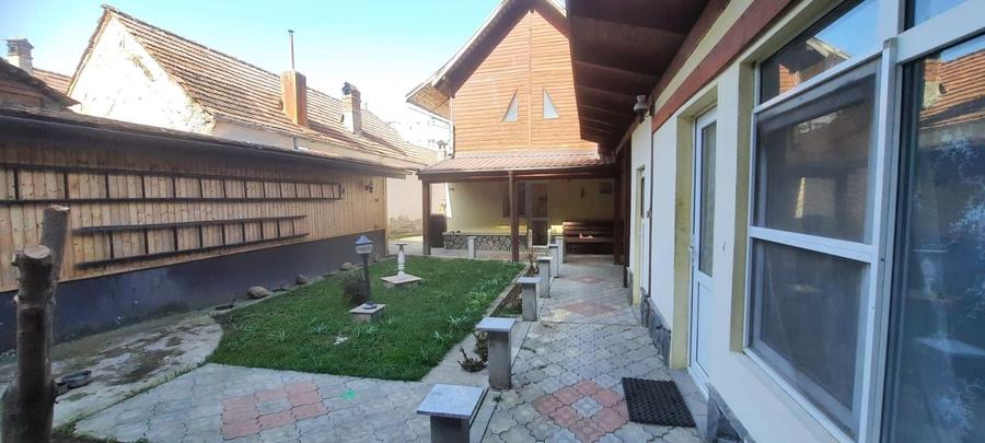 Casă individuală cu 9 camere cu Canalizare în Caragiale