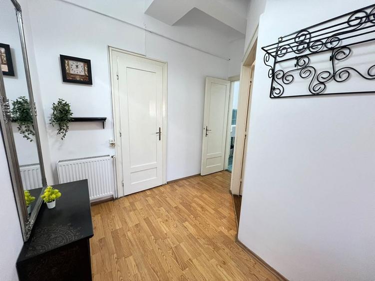 Apartament cu 3 camere semidecomandat, mobilat în Ultracentral