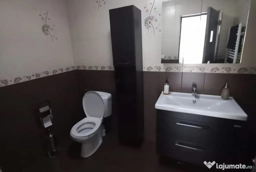 Casă cu 7 camere cu Teren 450 Mp în Central