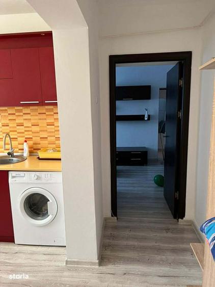 Apartament cu 3 camere semidecomandat în Calea București