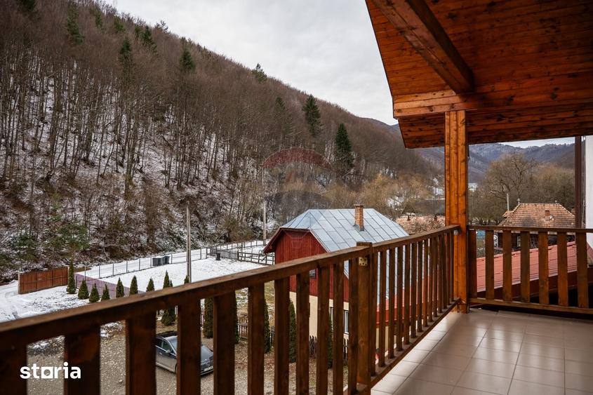 Casă cu Teren 3300 Mp în Iara