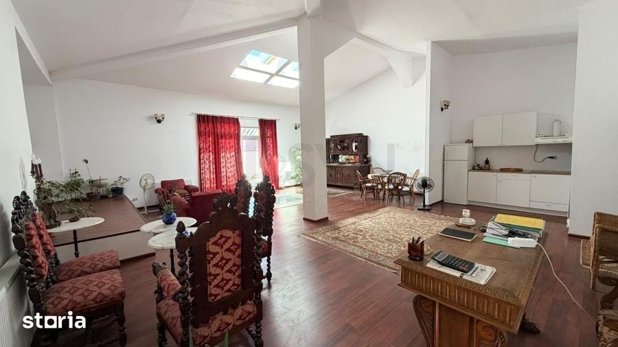 Casă cu 10 camere cu Teren 335 Mp în Victoriei