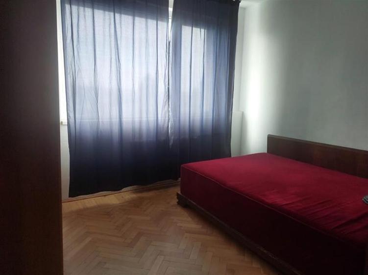 Apartament cu 3 camere semidecomandat, mobilat în Central
