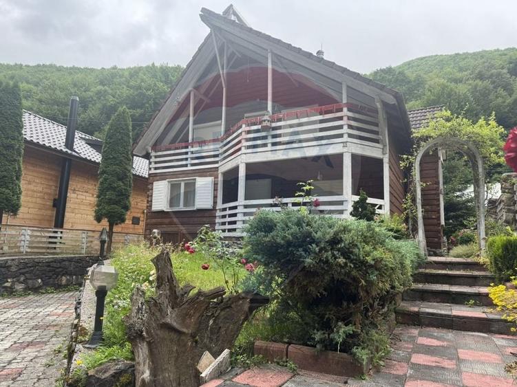 Casă individuală cu 7 camere cu Teren 600 Mp în Frăsinet