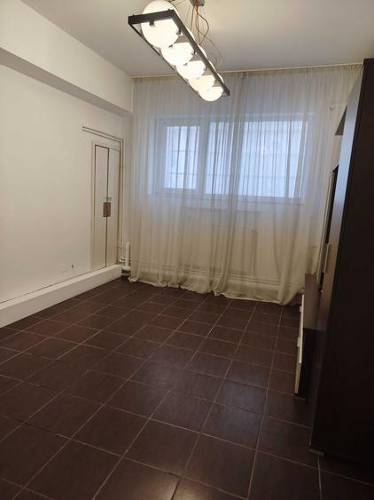 Apartament cu 3 camere semidecomandat în Romană