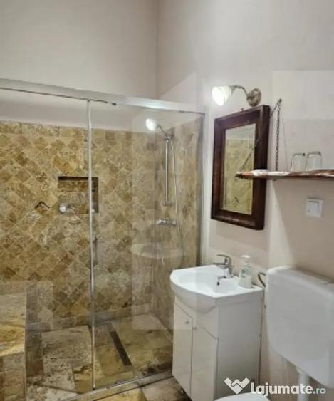 Casă cu 8 camere cu Teren 1200 Mp în Central
