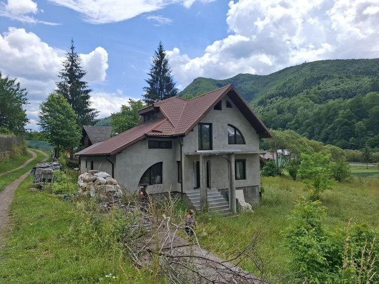 Casă cu 4 camere în Răstolița