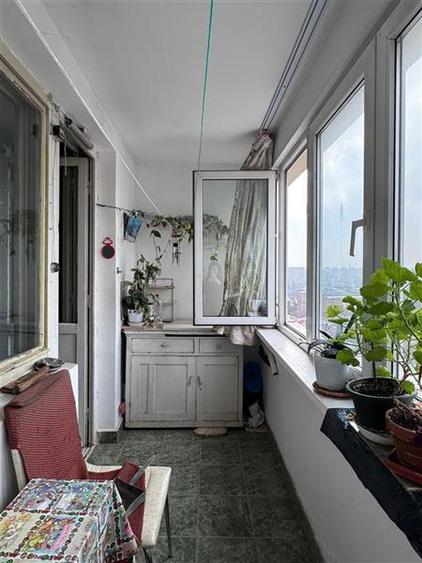 Apartament cu 3 camere semidecomandat în Obor