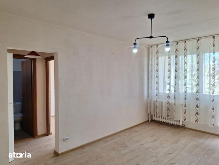 Apartament cu 2 camere semidecomandat, mobilat în Pajura