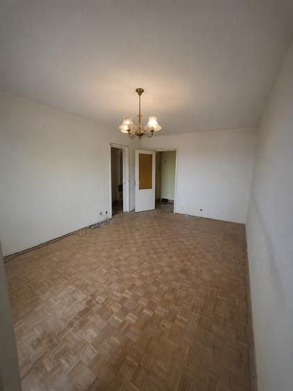 Apartament cu 3 camere decomandat în Craiovița Nouă