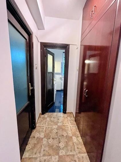 Apartament cu 3 camere decomandat în Jiului