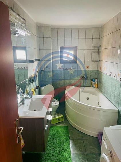 Apartament cu 3 camere decomandat în Craiovița Nouă
