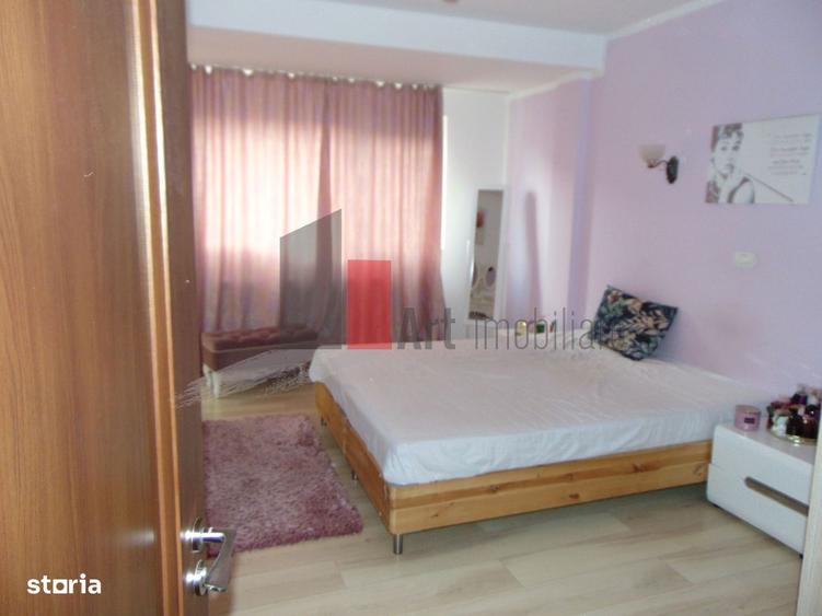Casă cu 7 camere cu Teren 437 Mp în Fundeni