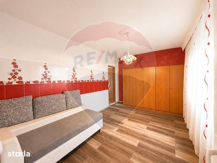 Casă cu 9 camere cu Teren 472 Mp în CFR
