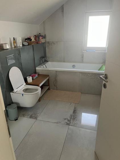 Casă individuală cu 6 camere cu Canalizare în Dumbrăvița