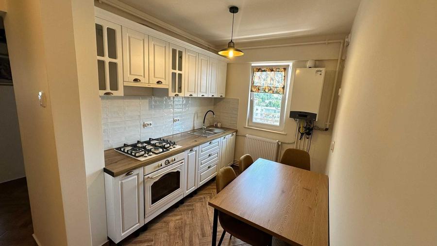 Apartament cu 3 camere decomandat în Central