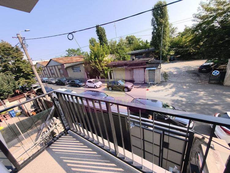 Casă individuală cu 6 camere cu Canalizare în Barbu Văcărescu