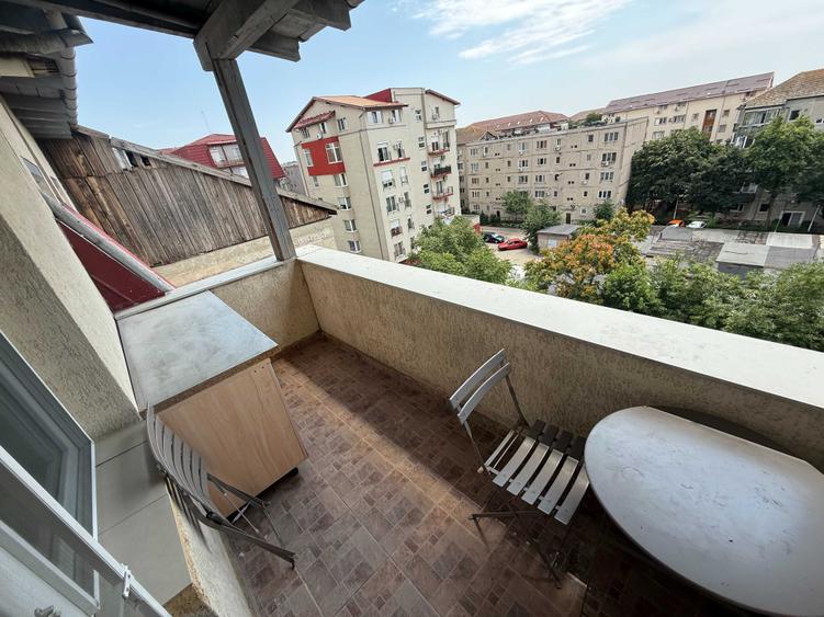 Apartament cu 3 camere decomandat în Girocului