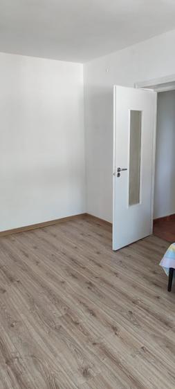 Apartament cu 3 camere semidecomandat în Constructorilor
