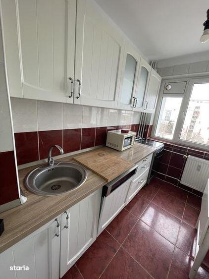 Apartament cu 3 camere semidecomandat, mobilat în Pajura