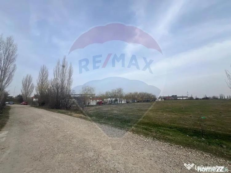 Teren de 18271 mp, în Industrială