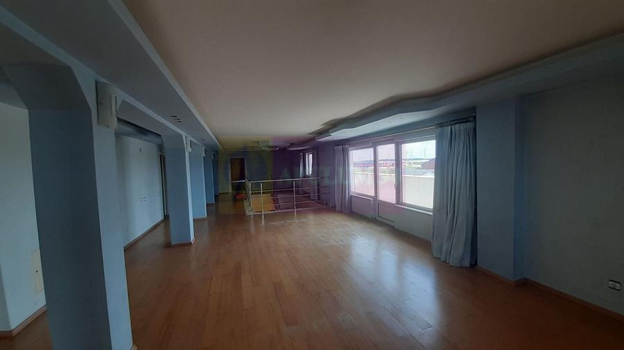 Casă individuală cu 7 camere cu Canalizare în Central