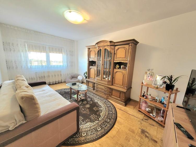 Apartament cu 3 camere decomandat în Calea București