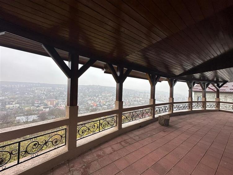 Casă individuală cu 8 camere cu Teren 1000 Mp în Bucium