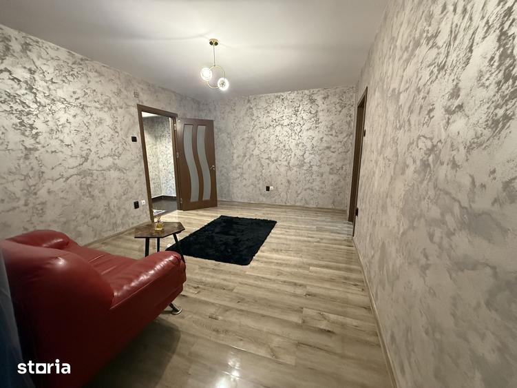Apartament cu 3 camere semidecomandat în Calea București
