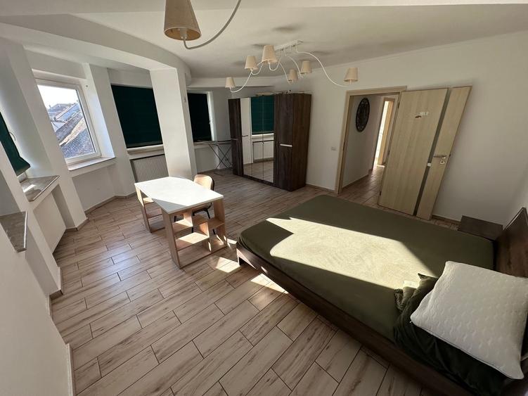 Apartament cu 4 camere decomandat în P-ța Unirii