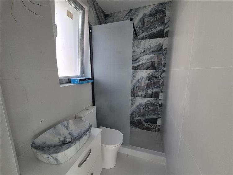 Duplex cu 4 camere cu Canalizare în Periferie