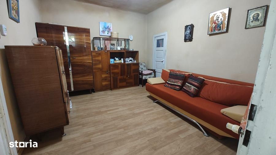 Casă cu 4 camere cu Teren 1564 Mp în Central