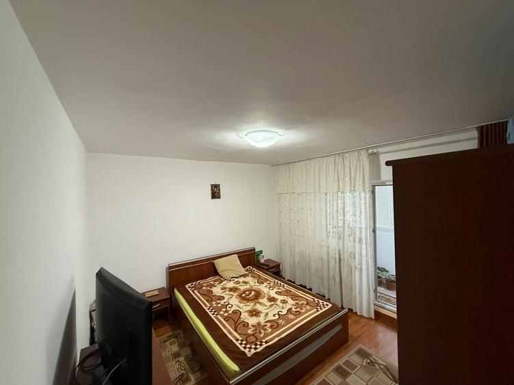 Apartament cu 3 camere decomandat în Obor