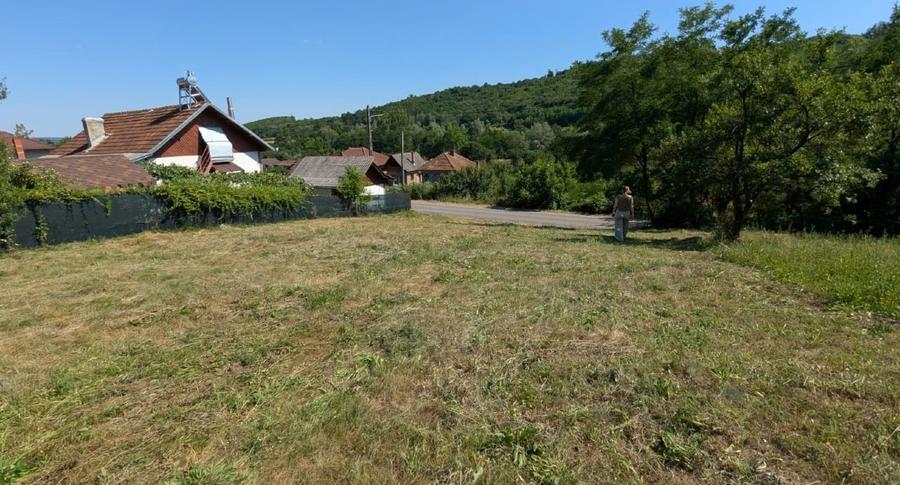 Teren Construcții intravilan de 1385 mp, în Tutana