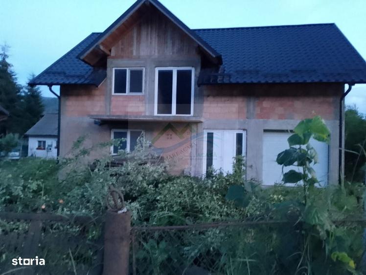 Casă cu 4 camere în Roșu