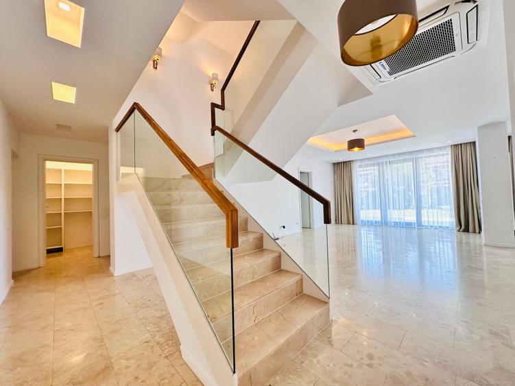 Duplex cu 9 camere cu Garaj în Central