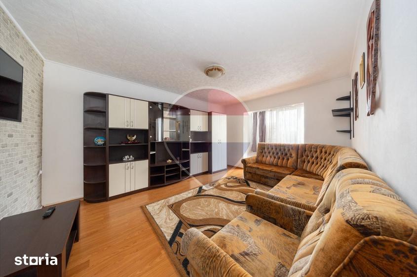 Apartament cu 3 camere decomandat în Tractorul