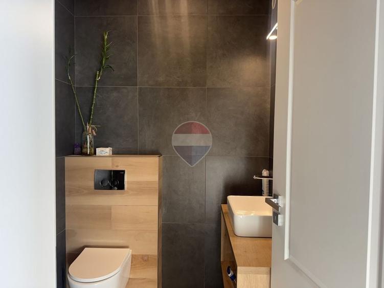 Apartament cu 3 camere semidecomandat, mobilat în Bună Ziua